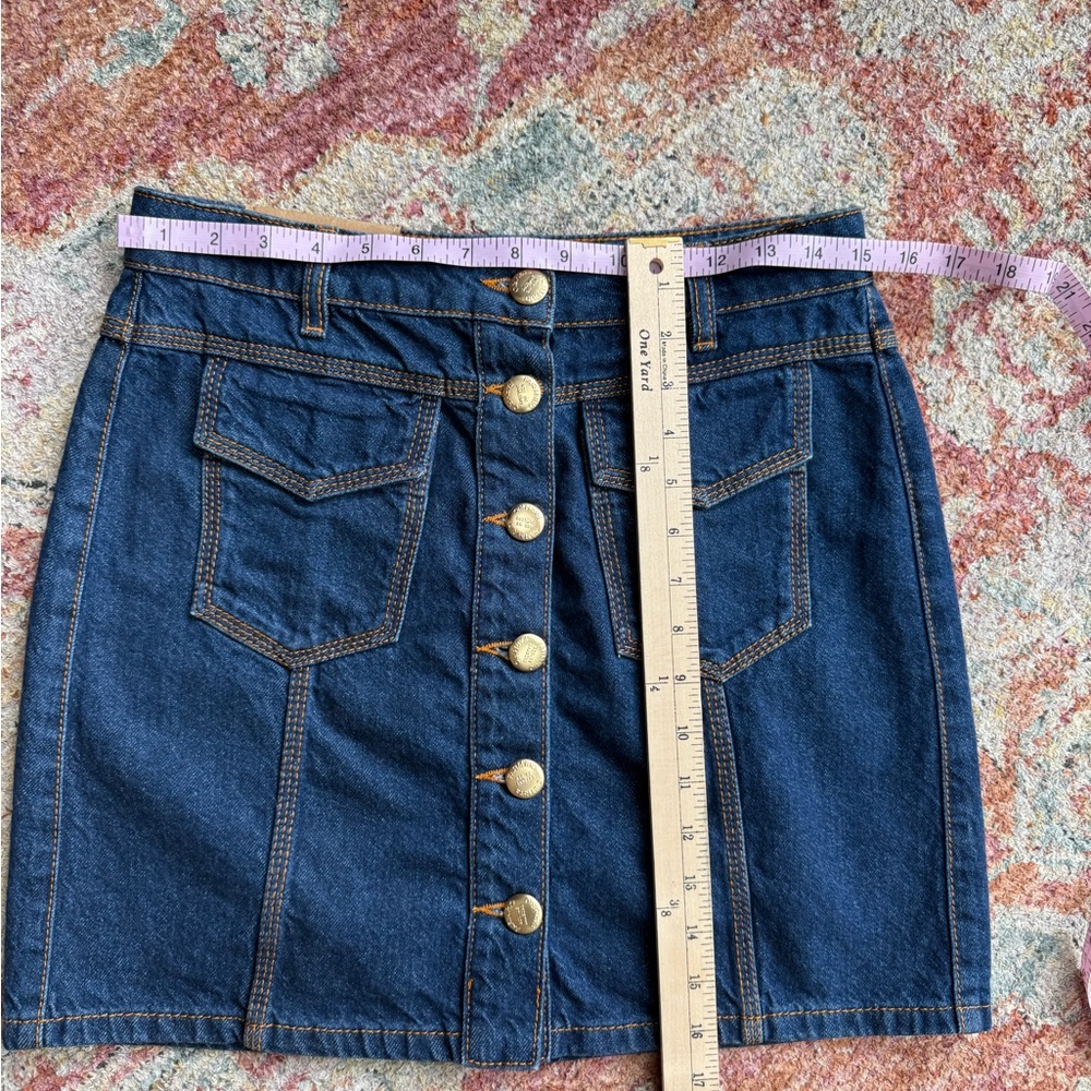 Farm Rio Dark wash denim mini skirt with button-up front and pockets. Size: 27’ - Picture 9 of 9